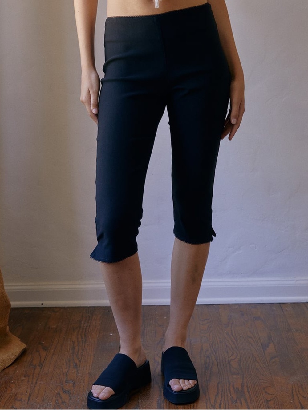 Tilly’s West of Melrose Black Stretch Capri Pants